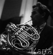 1958, Warszawa, Polska.
Filharmonia Narodowa, próba orkiestry, n/z waltornista.
Fot. , zbiory Fundacji Ośrodka KARTA