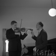 1972, Gdańsk, Polska.
Skrzypek wirtuoz Konstanty Andrzej Kulka (z lewej) i Stefan Herman, jego nauczyciel z Państwowej Wyższej Szkole Muzycznej.
Fot. Irena Jarosińska, zbiory Ośrodka KARTA