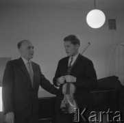 1972, Gdańsk, Polska.
Skrzypek wirtuoz Konstanty Andrzej Kulka (z prawej) i Stefan Herman, jego nauczyciel z Państwowej Wyższej Szkole Muzycznej.
Fot. Irena Jarosińska, zbiory Ośrodka KARTA