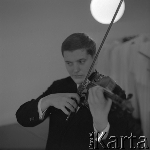 1972, Gdańsk, Polska.
Skrzypek wirtuoz Konstanty Andrzej Kulka.
Fot. Irena Jarosińska, zbiory Ośrodka KARTA