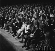 Lata 60., Warszawa, Polska.
Publiczność na występie piosenkarza Jerzego Michotka w Sali Kongresowej.
Fot. Irena Jarosińska, zbiory Ośrodka KARTA