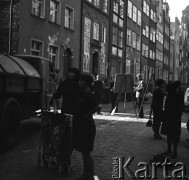 1966, Gdańsk, Polska. 
Wystawa plenerowa studentów Akademii Sztuk Pięknych na Starym Mieście. 
Fot. Irena Jarosińska, zbiory Ośrodka KARTA