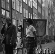 1966, Gdańsk, Polska. 
Wystawa plenerowa studentów Akademii Sztuk Pięknych na Starym Mieście. 
Fot. Irena Jarosińska, zbiory Ośrodka KARTA