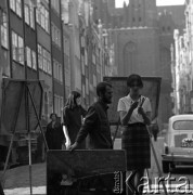 1966, Gdańsk, Polska. 
Wystawa plenerowa studentów Akademii Sztuk Pięknych na Starym Mieście. W głębi widoczny fragment Bazyliki konkatedralnej Wniebowzięcia Najświętszej Maryi Panny.
Fot. Irena Jarosińska, zbiory Ośrodka KARTA