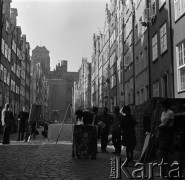 1966, Gdańsk, Polska. 
Wystawa plenerowa studentów Akademii Sztuk Pięknych na Starym Mieście. W głębi widoczny fragment Bazyliki konkatedralnej Wniebowzięcia Najświętszej Maryi Panny.
Fot. Irena Jarosińska, zbiory Ośrodka KARTA