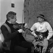 1966, Zakopane, Polska.
Muzyk i śpiewak Andrzej Bachleda (z lewej) i jego teść - tancerz Stanisław Gąsienica-Wawrytko.
Fot. Irena Jarosińska, zbiory Ośrodka KARTA