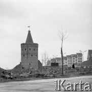 1965, Szczecin, Polska.
Baszta Panieńska (Baszta Siedmiu Płaszczy) u stóp Zamku Książąt Pomorskich.
Fot. Irena Jarosińska, zbiory Fundacji Ośrodka KARTA