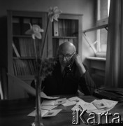 1965, Szczecin, Polska.
Piotr Zaremba, pierwszy powojenny prezydent Szczecina, urbanista, profesor Politechniki Szczecińskiej, n/z ogląda indeksy studentów.
Fot. Irena Jarosińska, zbiory Fundacji Ośrodka KARTA