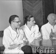 1966, Kraków, Polska.
Klinika Psychiatrii Akademii Medycznej w Krakowie, n/z w środku doktor Wanda Półtawska.
Fot. Irena Jarosińska, zbiory Ośrodka KARTA