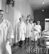 1966, Kraków, Polska.
Klinika Psychiatrii Akademii Medycznej w Krakowie, n/z z lewej doktor Wanda Półtawska.
Fot. Irena Jarosińska, zbiory Ośrodka KARTA