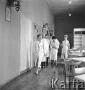 1966, Kraków, Polska.
Klinika Psychiatrii Akademii Medycznej w Krakowie, n/z z lewej doktor Wanda Półtawska.
Fot. Irena Jarosińska, zbiory Ośrodka KARTA