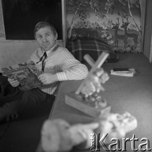 Lata 70., Warszawa, Polska.
Aktor Wojciech Siemion w swoim mieszkaniu. Na pierwszym planie rzeźby.
Fot. Irena Jarosińska, zbiory Ośrodka KARTA