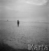 Lata 60., Sopot, Polska.
Alicja Boniuszko, baletnica (P), n/z na plaży.
Fot. Irena Jarosińska, Irena Jarosińska, zbiory Fundacji Ośrodka KARTA