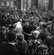 1964, Warszawa, Polska.
Amerykański piosenkarz Pete Seeger (w jasnym swetrze) przed koncertem w hali fabrycznej Zakładu Budowy Urządzeń Przemysłowych.
Fot. Irena Jarosińska, zbiory Ośrodka KARTA