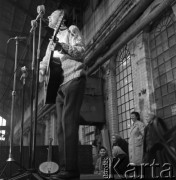 1964, Warszawa, Polska.
Koncert amerykańskiego piosenkarza Pete'a Seegera w hali fabrycznej Zakładu Budowy Urządzeń Przemysłowych.
Fot. Irena Jarosińska, zbiory Ośrodka KARTA