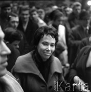 1964, Warszawa, Polska.
Koncert amerykańskiego piosenkarza Pete'a Seegera w hali fabrycznej Zakładu Budowy Urządzeń Przemysłowych. Na zdjęciu żona piosenkarza Toshi-Aline Oshta.
Fot. Irena Jarosińska, zbiory Ośrodka KARTA