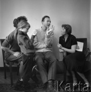 1964, Warszawa, Polska.
Amerykański piosenkarz Pete Seeger (w jasnym swetrze) przed koncertem w hali fabrycznej Zakładu Budowy Urządzeń Przemysłowych.
Fot. Irena Jarosińska, zbiory Ośrodka KARTA