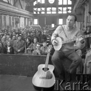 1964, Warszawa, Polska.
Koncert amerykańskiego piosenkarza  Pete'a Seegera (w jasnym swetrze) w hali fabrycznej Zakładu Budowy Urządzeń Przemysłowych.
Fot. Irena Jarosińska, zbiory Ośrodka KARTA