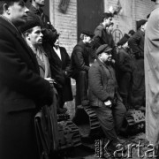 1964, Warszawa, Polska.
Koncert amerykańskiego piosenkarza  Pete'a Seegera w hali fabrycznej Zakładu Budowy Urządzeń Przemysłowych.
Fot. Irena Jarosińska, zbiory Ośrodka KARTA