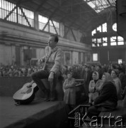 1964, Warszawa, Polska.
Amerykański piosenkarz Pete Seeger (w jasnym swetrze) podczas koncertu w hali fabrycznej Zakładu Budowy Urządzeń Przemysłowych.
Fot. Irena Jarosińska, zbiory Ośrodka KARTA