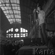 1964, Warszawa, Polska.
Koncert amerykańskiego piosenkarza  Pete'a Seegera w hali fabrycznej Zakładu Budowy Urządzeń Przemysłowych.
Fot. Irena Jarosińska, zbiory Ośrodka KARTA