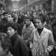 1964, Warszawa, Polska.
Koncert amerykańskiego piosenkarza  Pete'a Seegera w hali fabrycznej Zakładu Budowy Urządzeń Przemysłowych.
Fot. Irena Jarosińska, zbiory Ośrodka KARTA