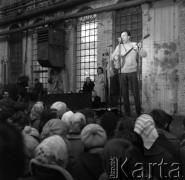 1964, Warszawa, Polska.
Amerykański piosenkarz Pete Seeger (w jasnym swetrze) podczas koncertu w hali fabrycznej Zakładu Budowy Urządzeń Przemysłowych.
Fot. Irena Jarosińska, zbiory Ośrodka KARTA