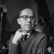 Lata 60., Polska. 
Mężczyzna w kawiarni.
Fot. Irena Jarosińska, zbiory Ośrodka KARTA