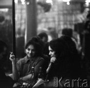 Lata 60., Warszawa, Polska.
Kawiarnia 