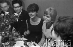 Lata 60., Warszawa, Polska.
Spotkanie towarzyskie w kawiarni 