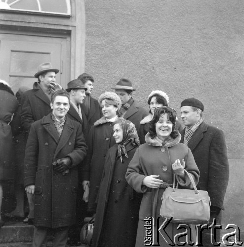 1962, Olsztyn, woj. olsztyńskie, Polska.
Słuchacze przed wejściem do wydziału biologii i prac ręcznych Studium Nauczycielskiego przy ul. Żołnierskiej 14.
Fot. Irena Jarosińska, zbiory Ośrodka KARTA