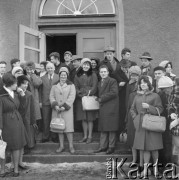 1962, Olsztyn, woj. olsztyńskie, Polska.
Grupa nauczycieli przed wejściem do wydziału biologii i prac ręcznych Studium Nauczycielskiego przy ul. Żołnierskiej 14.
Fot. Irena Jarosińska, zbiory Ośrodka KARTA