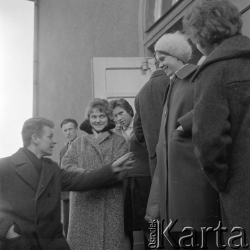 1962, Olsztyn, woj. olsztyńskie, Polska.
Nauczyciele kształcący się na wydziale biologii i prac ręcznych w Studium Nauczycielskim przy ul. Żołnierskiej 14.
Fot. Irena Jarosińska, zbiory Ośrodka KARTA