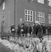 1962, Olsztyn, woj. olsztyńskie, Polska.
Wydział biologii i prac ręcznych Studium Nauczycielskiego przy ul. Żołnierskiej 14. Grupa nauczycieli idzie na zajęcia.
Fot. Irena Jarosińska, zbiory Ośrodka KARTA