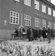 1962, Olsztyn, woj. olsztyńskie, Polska.
Wydział biologii i prac ręcznych Studium Nauczycielskiego przy ul. Żołnierskiej 14. Grupa nauczycieli idzie na zajęcia.
Fot. Irena Jarosińska, zbiory Ośrodka KARTA