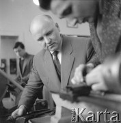 1962, Olsztyn, woj. olsztyńskie, Polska.
Zajęcia techniczne w Studium Nauczycielskim. Pracy ucznia przygląda się nauczyciel.
Fot. Irena Jarosińska, zbiory Ośrodka KARTA