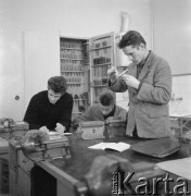 1962, Olsztyn, woj. olsztyńskie, Polska.
Uczniowie Studium Nauczycielskiego podczas zajęć technicznych w warsztacie mechanicznym.
Fot. Irena Jarosińska, zbiory Ośrodka KARTA