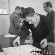 1962, Olsztyn, woj. olsztyńskie, Polska.
Zajęcia techniczne w Studium Nauczycielskim. 
Fot. Irena Jarosińska, zbiory Ośrodka KARTA