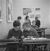 1962, Olsztyn, woj. olsztyńskie, Polska.
Uczennice Studium Nauczycielskiego podczas zajęć plastycznych. 
Fot. Irena Jarosińska, zbiory Ośrodka KARTA