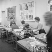 1962, Olsztyn, woj. olsztyńskie, Polska.
Grupa uczniów podczas zajęć plastycznych w Studium Nauczycielskim. 
Fot. Irena Jarosińska, zbiory Ośrodka KARTA