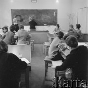 1962, Olsztyn, woj. olsztyńskie, Polska.
Uczniowie Studium Nauczycielskiego podczas lekcji matematyki.
Fot. Irena Jarosińska, zbiory Ośrodka KARTA