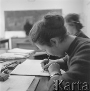 1962, Olsztyn, woj. olsztyńskie, Polska.
Uczennica Studium Nauczycielskiego podczas lekcji matematyki.
Fot. Irena Jarosińska, zbiory Ośrodka KARTA