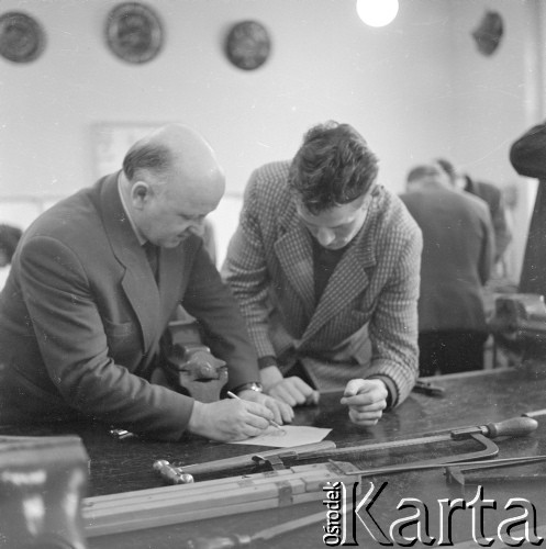 1962, Olsztyn, woj. olsztyńskie, Polska.
Zajęcia techniczne w Studium Nauczycielskim. Z lewej stoi nauczyciel.
Fot. Irena Jarosińska, zbiory Ośrodka KARTA