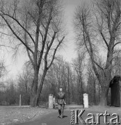 1960-1965, Katowice, woj. śląskie, Polska.
Pilot szybowcowy i samolotowy inżynier mechanik Edward Makula (1930-1996), pilot sanitarny w Zespole Lotnictwa Sanitarnego przy Wojskowej Stacji Pogotowia Ratunkowego. Czterokrotny mistrz Polski w lataniu szybowcowym, w 1963 r. zdobył mistrzostwo świata w Argentynie. 
Fot. Irena Jarosińska, zbiory Ośrodka KARTA
