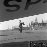 1960-1965, Katowice, woj. śląskie, Polska.
Pracownik lądowiska Zespołu Lotnictwa Sanitarnego przy Wojskowej Stacji Pogotowia Ratunkowego. Na pierwszym planie widoczny fragment skrzydła samolotu Aero Ae-145.
Fot. Irena Jarosińska, zbiory Ośrodka KARTA
