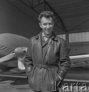 1960-1965, Katowice, woj. śląskie, Polska.
Pilot sanitarny w Zespole Lotnictwa Sanitarnego przy Wojskowej Stacji Pogotowia Ratunkowego Edward Makula (1930-1996) przed hangarem. Za nim widoczny samolot Aero Ae-145.
Fot. Irena Jarosińska, zbiory Ośrodka KARTA
