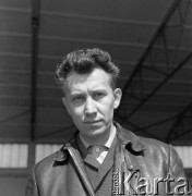 1960-1965, Katowice, woj. śląskie, Polska.
Portret Edwarda Makuli (1930-1996), pilota sanitarnego w Zespole Lotnictwa Sanitarnego przy Wojskowej Stacji Pogotowia Ratunkowego, czterokrotnego mistrza Polski w lataniu szybowcowym, mistrza świata z 1963 r.
Fot. Irena Jarosińska, zbiory Ośrodka KARTA
