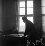 1960-1965, Katowice, woj. śląskie, Polska.
Pilot sanitarny z Zespołu Lotnictwa Sanitarnego przy Wojskowej Stacji Pogotowia Ratunkowego Edward Makula (z prawej) w biurze. 
Fot. Irena Jarosińska, zbiory Ośrodka KARTA
