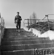 1960-1965, Katowice, woj. śląskie, Polska.
Pilot sanitarny w Zespole Lotnictwa Sanitarnego Edward Makula (1930-1996) na terenie Wojskowej Stacji Pogotowia Ratunkowego.
Fot. Irena Jarosińska, zbiory Ośrodka KARTA
