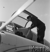 1960-1965, Katowice, woj. śląskie, Polska.
Wojskowa Stacja Pogotowia Ratunkowego. Za sterami samolotu Aero Ae-145 siedzi pilot sanitarny w Zespole Lotnictwa Sanitarnego Edward Makula (1930-1996).
Fot. Irena Jarosińska, zbiory Ośrodka KARTA
